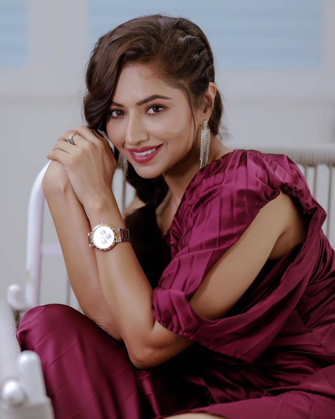 HINDI TV ACTRESS RIDHEEMA TIWARI LONG LEGS SHOW IN MINI MAROON SKIRT 12